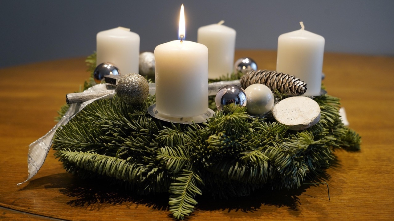 Adventi hírnök: magyar hagyományok az elcsendesülés időszakából