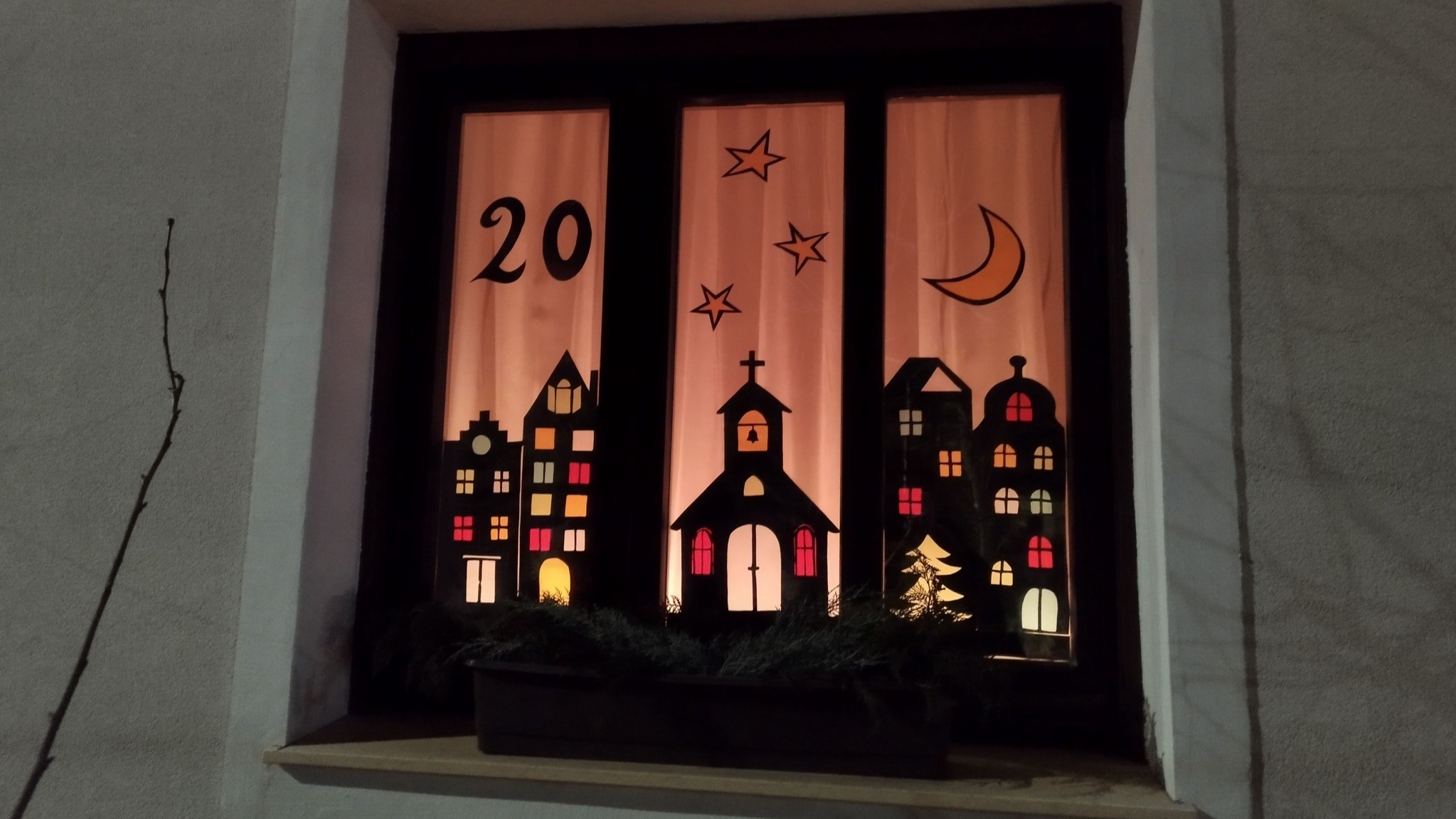 Fénybe öltözött ablakok – ragyogó advent Biatorbágyon
