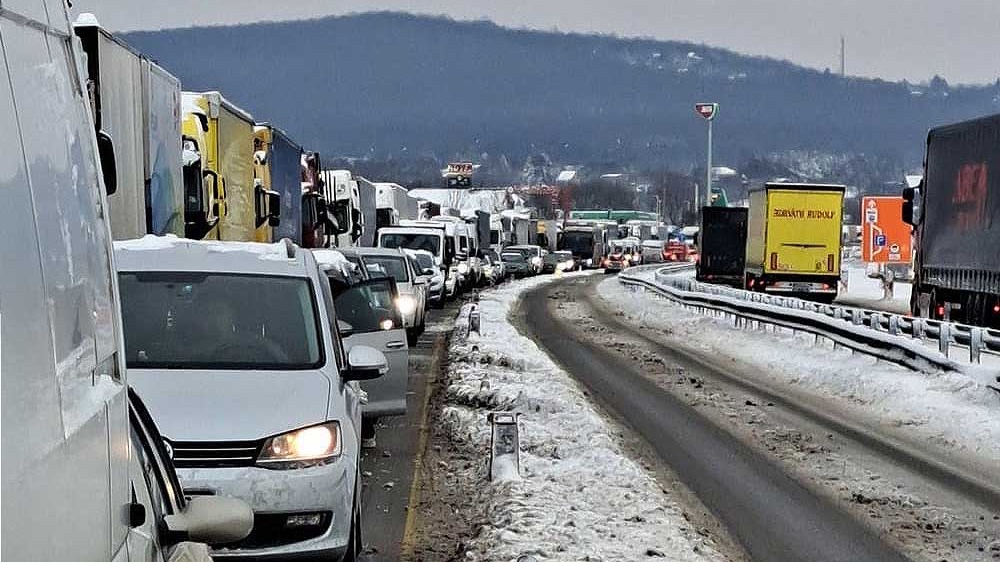 Hatalmas torlódás az M1-es autópályán Biatorbágy és Tatabánya között