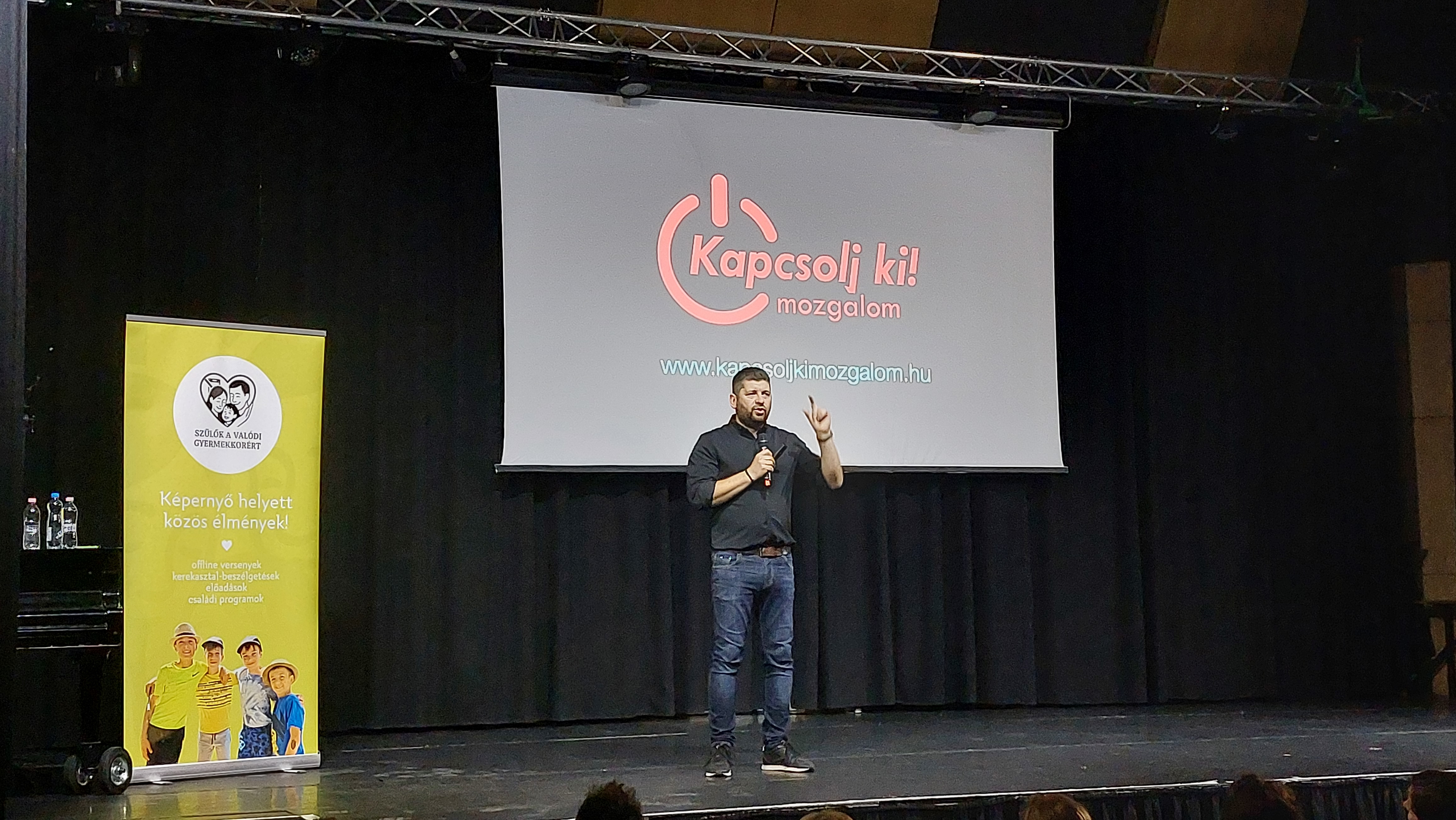 Mit tehetünk az okoseszközök helyett a valódi kapcsolódásért? – telt házas előadás Biatorbágyon