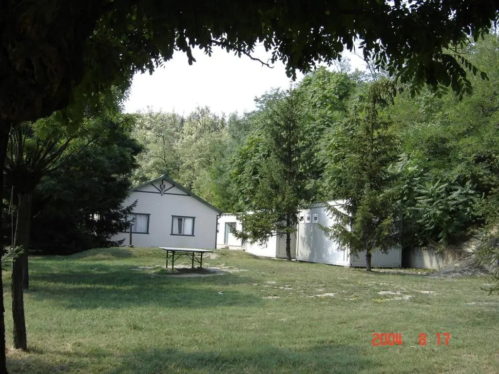 Az iharosi tábor udvara